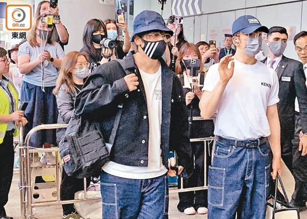 姜濤（左）與Anson Lo步出機場後，跟在場粉絲打招呼。