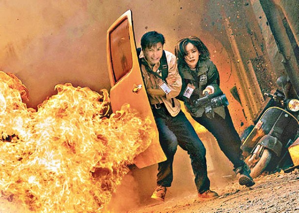霆鋒與劉雅瑟拍攝爆破戲，場面驚險。