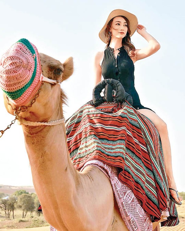 黃嘉雯深入沙漠體驗，首度騎駱駝。
