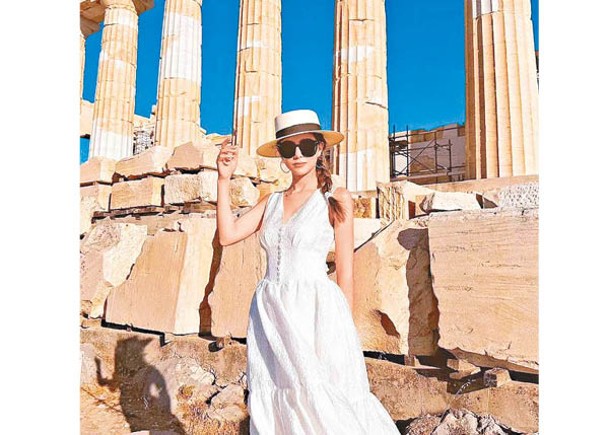 昆凌分享到希臘的度假照，網民大讚女神。