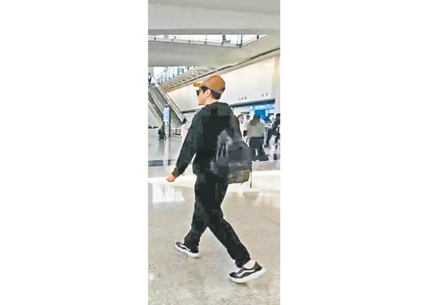陳家樂昨日返港，急急腳步出機場。