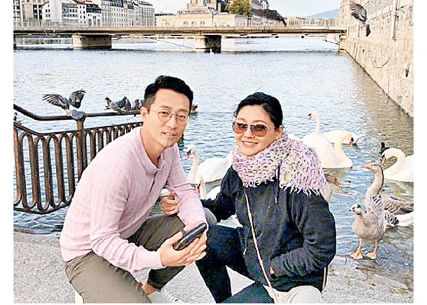 汪小菲與前妻大S曾在同一湖邊合照。