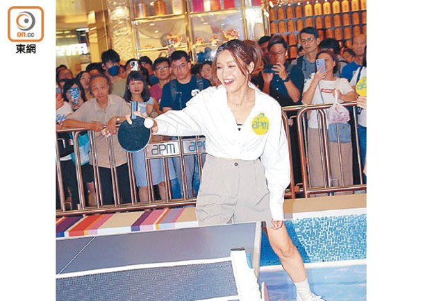 Ali與現場觀眾玩遊戲，又大騷球技打乒乓。