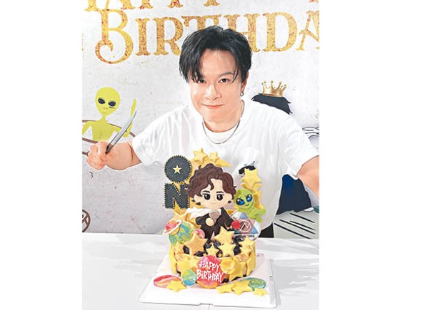陳健安獲歌迷送上小王子造型的蛋糕。
