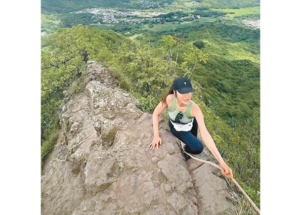 李施嬅挑戰自我，出盡奶力爬上山峰。