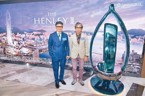 林達民（左）指，THE HENLEY邀請本港著名藝術家創作高逾兩米的藝術雕塑「MY HENLEY」，將擺放在會所內。
