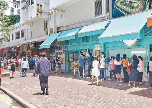 電氣道地下相連舖建築面積共約二千四百方呎。