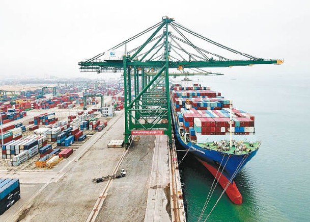 內地9月的貿易數字出現「出口強、進口弱」現象。