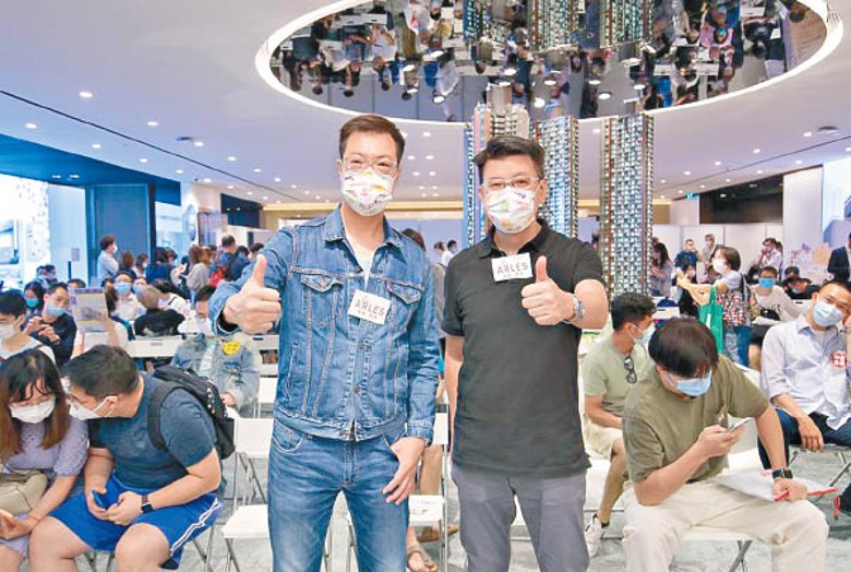 楊聰永（右）表示，星凱‧堤岸最快於周末進行次輪銷售。
