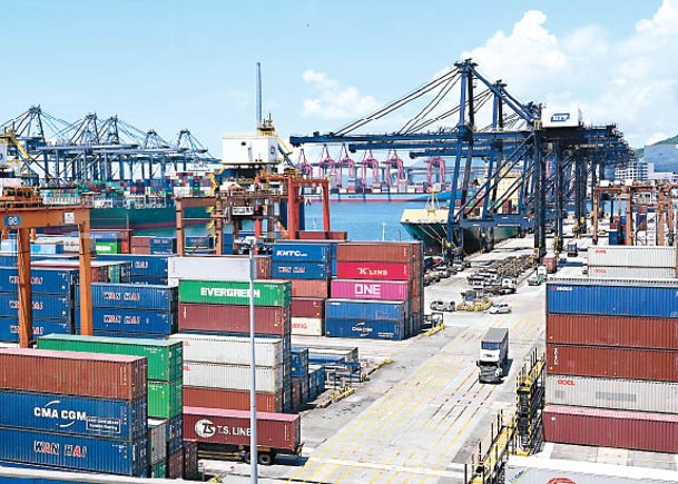 香港上月錄得有形貿易逆差424億元。