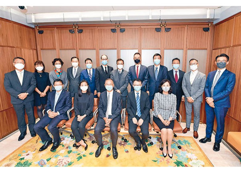 金管局總裁余偉文（前排中）及香港銀行公會代表團與內地中央部委舉行視像會議。