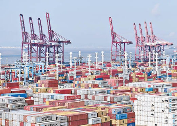 寧波舟山港宣布，部分貨櫃箱裝卸費明年起加價一成。