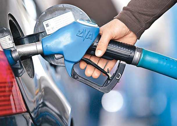 國際油價近日大幅上升，加劇通脹。