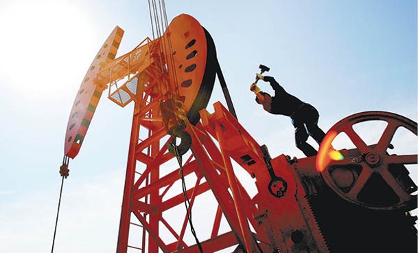 近日俄烏戰火導致油價急升，勢推高全球通脹。