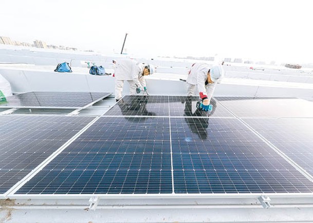 內地太陽能廠商正積極擴產，保障全球新能源發展。