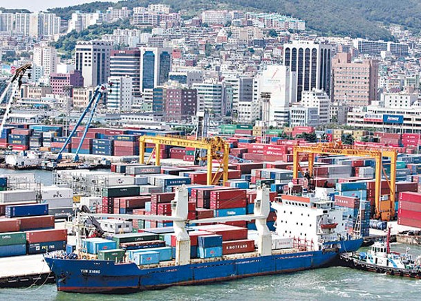 全球兩成貨船塞港 供應鏈危 通脹難降