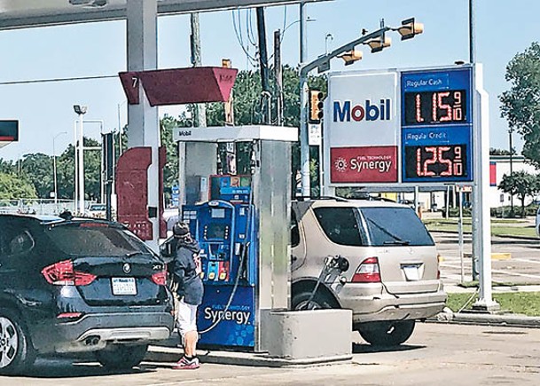 美國汽油價格屢創新高。
