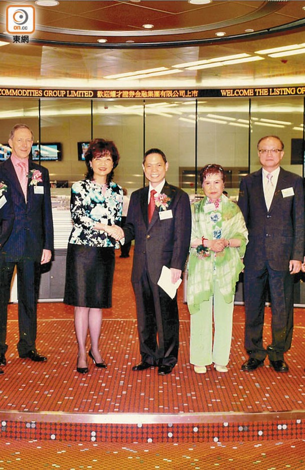 耀才證券在香港上市12載，在主席葉茂林先生（中）領航下，憑着「永不言敗、做到最好」的精神，多年來深得客戶及股東的信賴和支持。