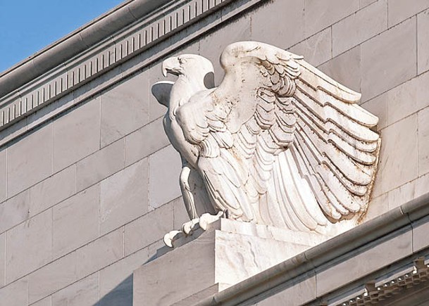 面對美國通脹勁升，聯儲局的加息立場勢更「鷹」。