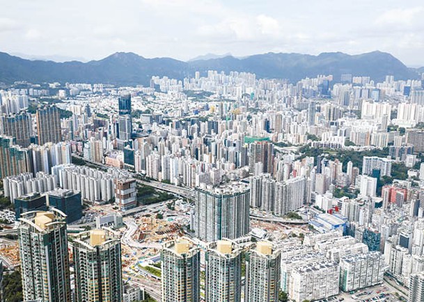 香港住宅樓價正在調整，相信政府目前開徵空置稅的機會不大。