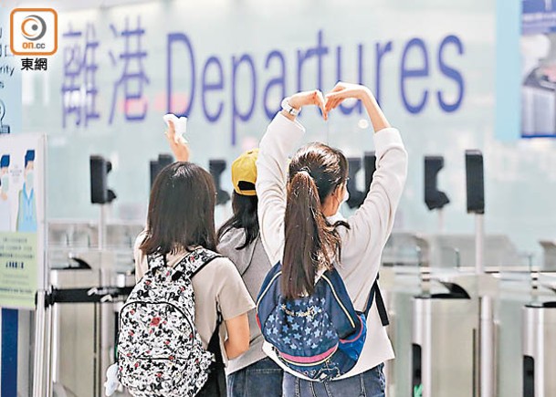 今年首7個月本港機場淨出境人次已逾13.95萬。