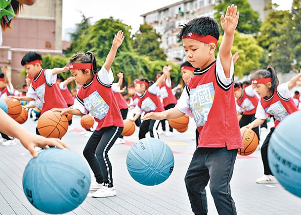 內地人口紅利逐步消退，少子化問題對經濟構成嚴重影響。