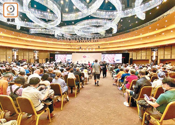 滙控昨在九龍灣舉行香港非正式股東大會，吸引大批小股東出席。