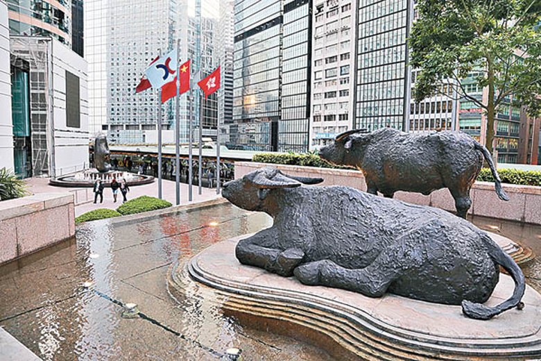 港府設法加快推動人民幣業務發展，以強化香港國際金融中心地位。