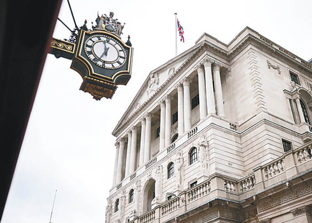 英倫銀行指出，減稅方案是英鎊及債價暴跌的導火線。