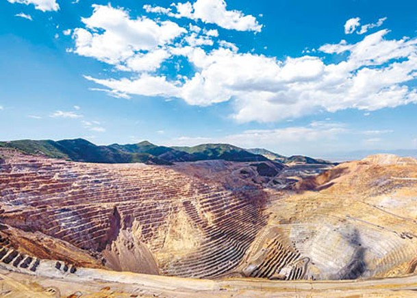 全球鐵礦石需求弱，對價格構成壓力。