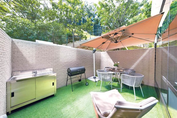 單位外連的花園空間寬敞，可放置燒烤爐及戶外桌椅。