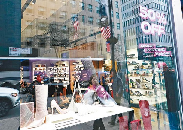 紐約實體零售店「黑五」減價吸客。