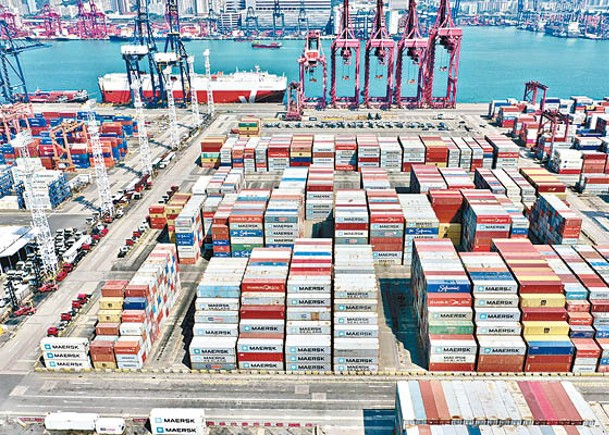 本港10月錄得有形貿易逆差逾二百億元。