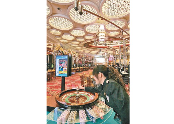 澳門政府昨與6間獲發新賭牌的博彩企業簽署合約。