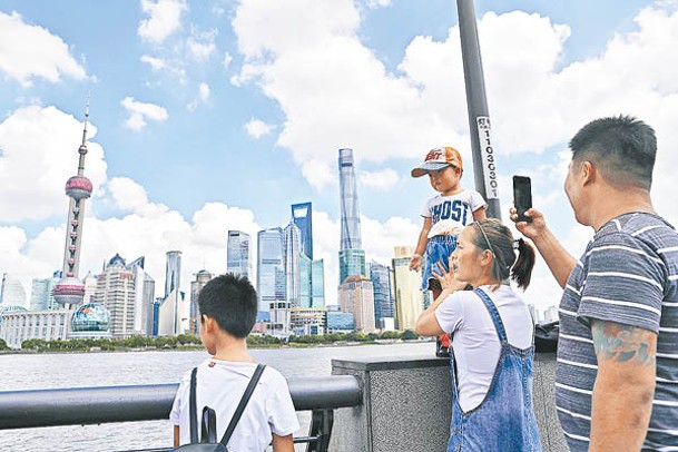 內地積極推出措施鼓勵生育，以應對人口老化問題。