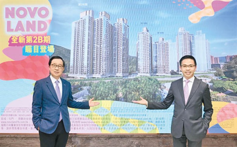 雷霆（左）表示，本港樓市根基穩固，將健康發展。右為陳漢麟。