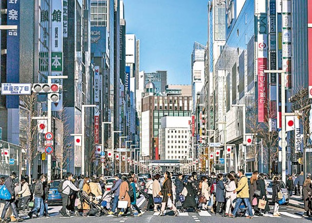 日本民眾飽受通脹高企之苦，實際工資收入連續10個月下降。