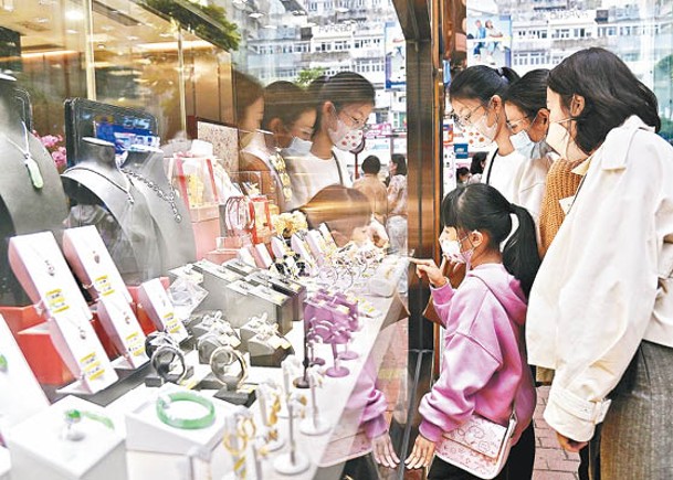 環聯報告指出，香港消費者對家庭財政的樂觀情緒有所增加。