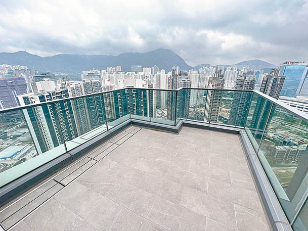 尚‧珒溋第2座40樓Ａ室頂層戶，實用面積1,585方呎，客飯廳連接特大平台。