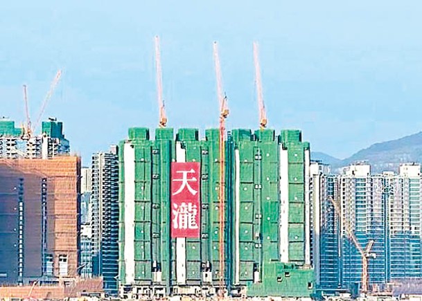 天瀧由7幢高座大樓及1座低座大樓組成，提供566伙。