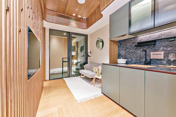 傲華連裝修及家具一房示範單位，採用木系家具，以簡約風格設計。