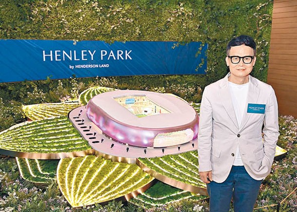 林達民指，HENLEY PARK銷售中心設啟德體育園模型。
