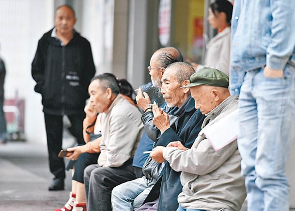 中國目前養老金制度改革迫在眉睫。