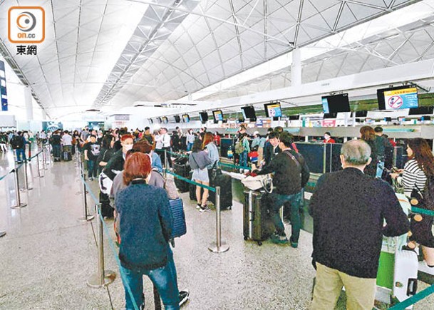 香港機場客運量已逐步復常，5月數字更按年大增逾17倍。