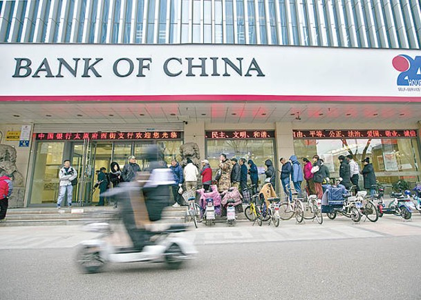 深圳羅湖多家港人常用銀行傳大排長龍提款。