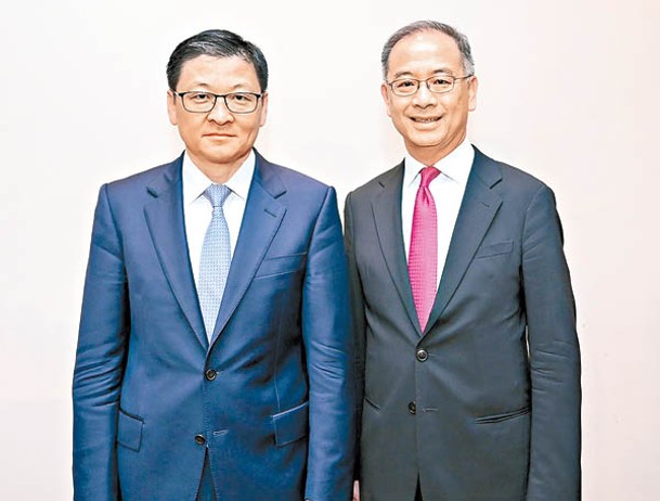 余偉文（右）率團訪京。左為香港銀行公會主席孫煜。