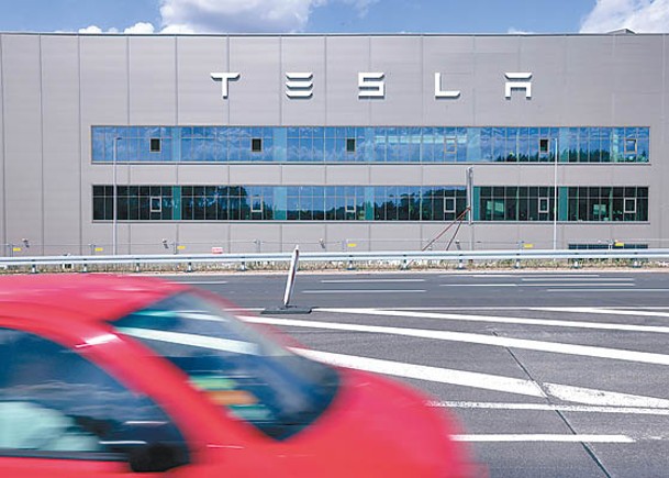 特斯拉改變銷售策略，應對電動車市場激烈競爭。