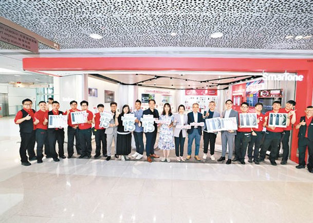 SmarTone行政總裁劉若虹（左12）及一眾管理層，率領IFC門市全體店員倒數慶祝iPhone 15系列正式開售。