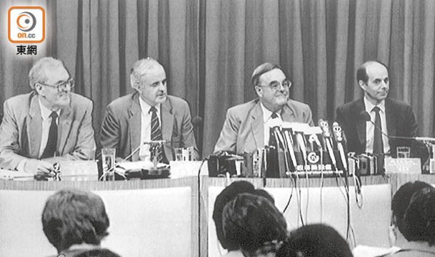 時任財政司彭勵治（右二）在1983年10月15日周六，公布聯繫匯率制度的詳細內容，並定於同月17日星期一實施。