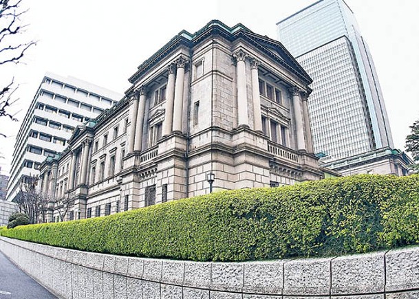 日本央行昨日再度額外買債，圖阻止債息進一步上升。